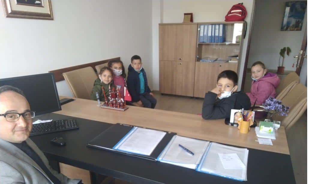 Atatürk İlkokulu Öğrencilerimiz Okuma Bayramı Kapsamında Müdürlüğümüze Davetiye Getirdiler.
