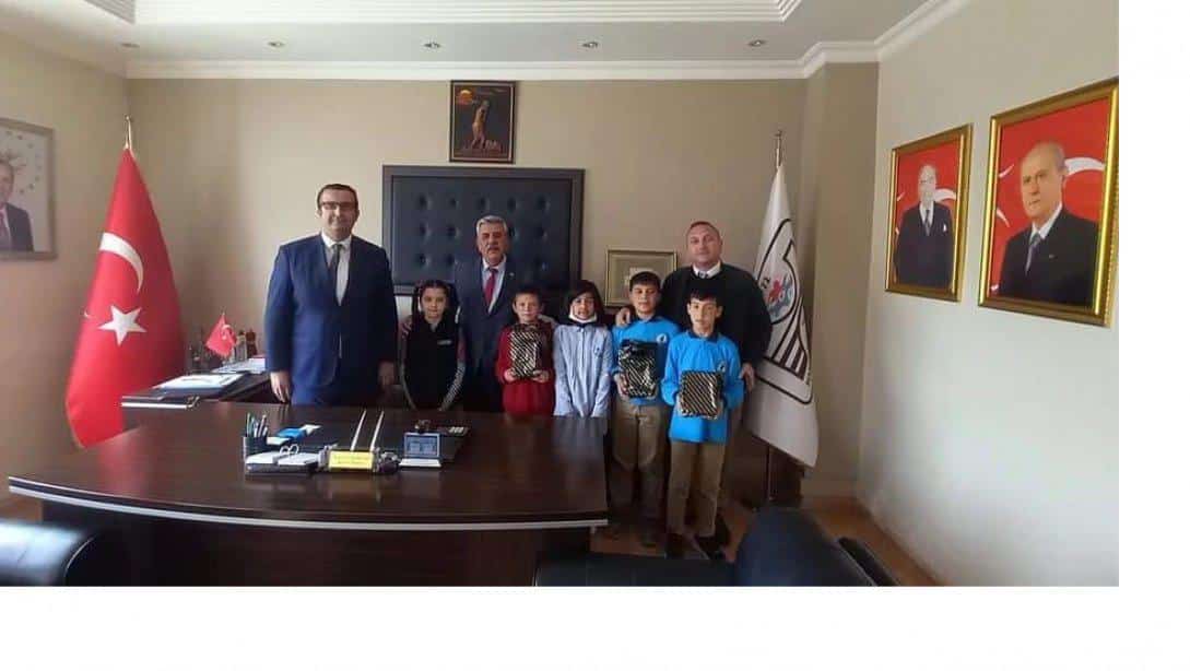 Atatürk İlkokulu Öğrencilerimiz 23 Nisan Ulusal Egemenlik ve Çocuk Bayramı Kapsamında İiçemiz Belediye Başkanı   Sayın Fatih BAYRAKTAR'ı Ziyaret Ederek Temsilen Görevİ Devraldılar.