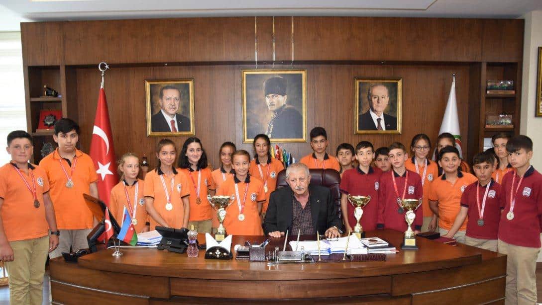 Şampiyon Okçularımız Kaymakamımız Sn Okan DAĞLI,Belediye Başkanımız Fatih BAYRAKDAR,İlçe Milli Eğitim Müdürümüz Sn Erdal GÜRGİL ve Okul İdarecilerimizle Birlikte Amasya Belediye Başkanı Sn Mehmet SARI'yı ziyaret ettiler.