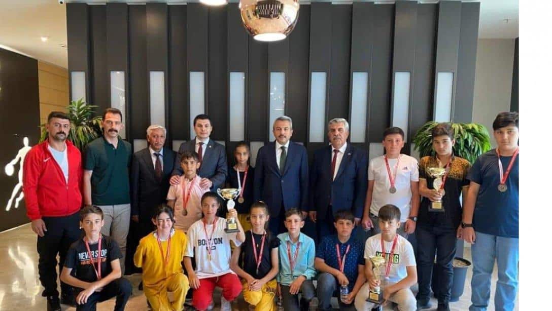 Geleneksel Türk Okçuluğu Türkiye Şampiyonu Öğrencilerimiz Gençlik ve Spor Bakan Yardımcısı Sn.İhsan Selim BAYDAŞ'ı ziyaret ettiler.