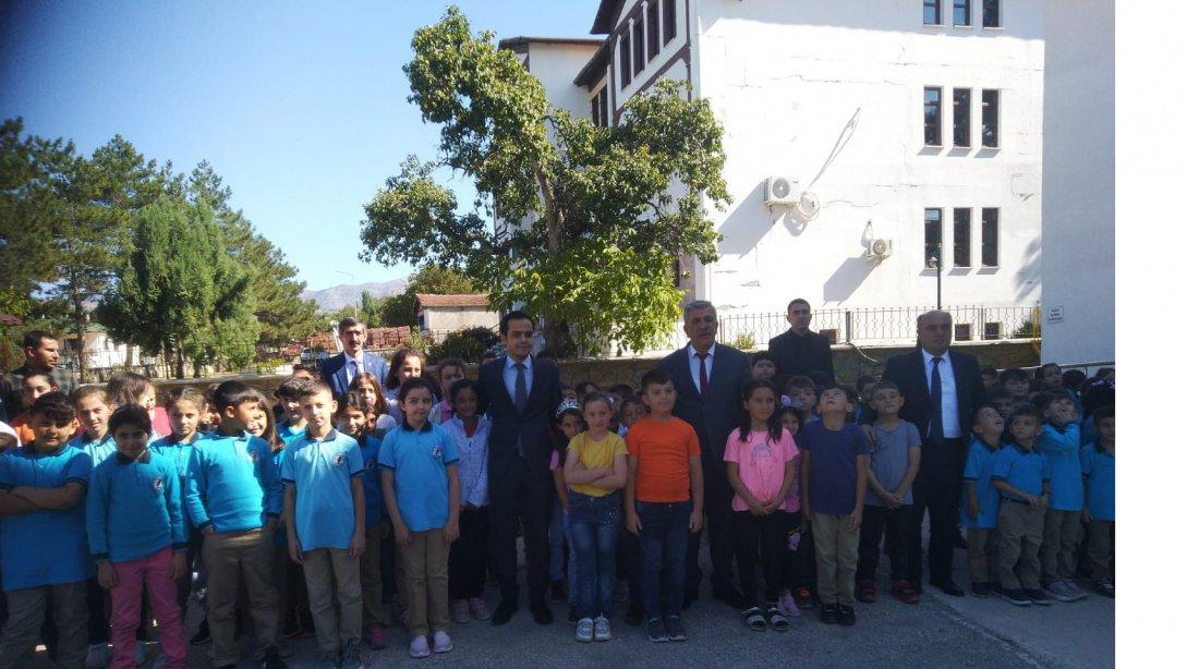  İlköğretim Haftası Kutlama Programımız Kaymakamımız Sayın Abdullah Emre ÖZEFE, Belediye Başkanımız Sayın Fatih BAYRAKDAR,Protokol Üyeleri,İdareci, Öğretmen, Öğrencilerimiz Ve Vatandaşlarımız Katılımlarıyla Atatürk İlkokulunda Gerçekleştirildi.