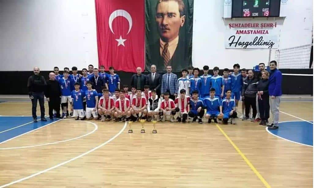 Okul Sporları Müsabakalarında Adil Candemir Çok Programlı Anadolu Lisemiz  Voleybol A Genç Erkekler İl 3.sü Oldu.