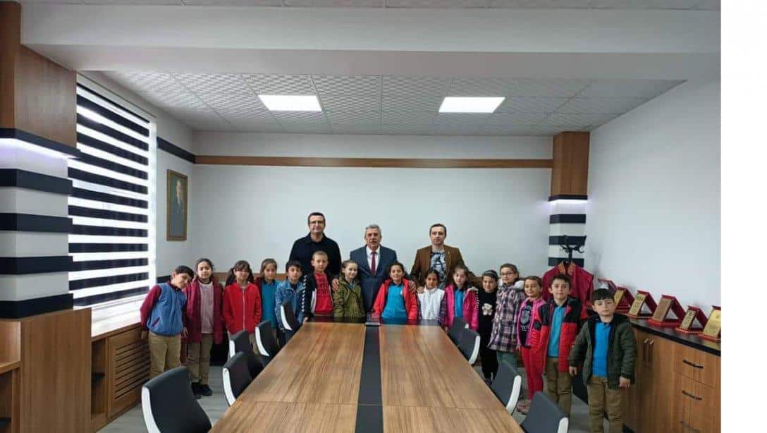 Atatürk İlkokulu 3/A Sınıfı öğrencilerimiz  Hayat Bilgisi Dersi Yerel Yönetimler Konusu Kapsamında Belediye Başkanımız Sn.Fatih BAYRAKDAR'I Ziyaret Ettiler.