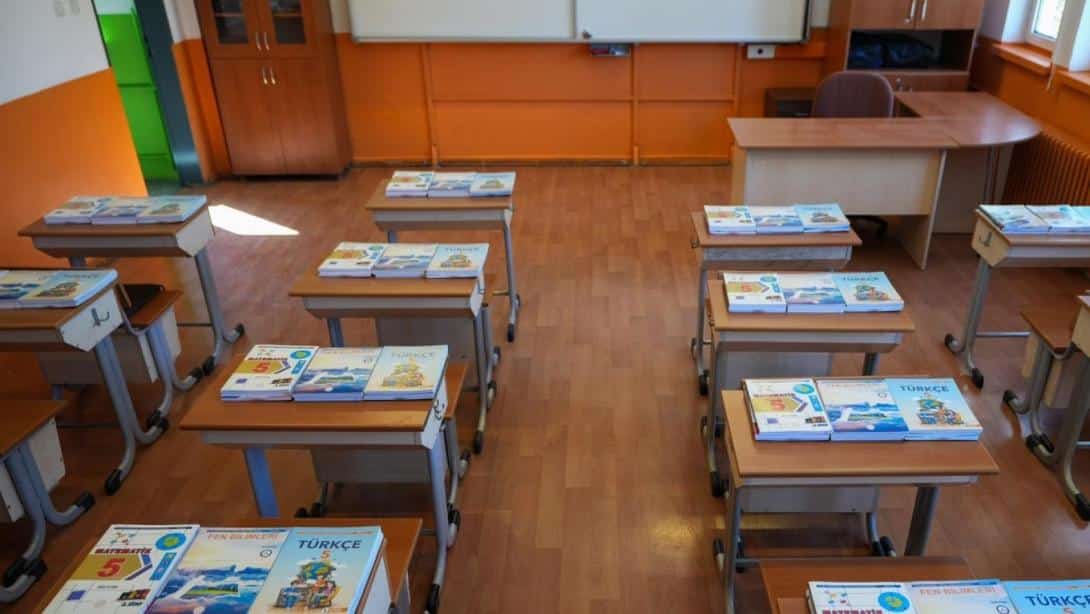 ÜCRETSİZ DERS KİTAPLARI, SIRALARDAKİ YERİNİ ALMAYA BAŞLADI